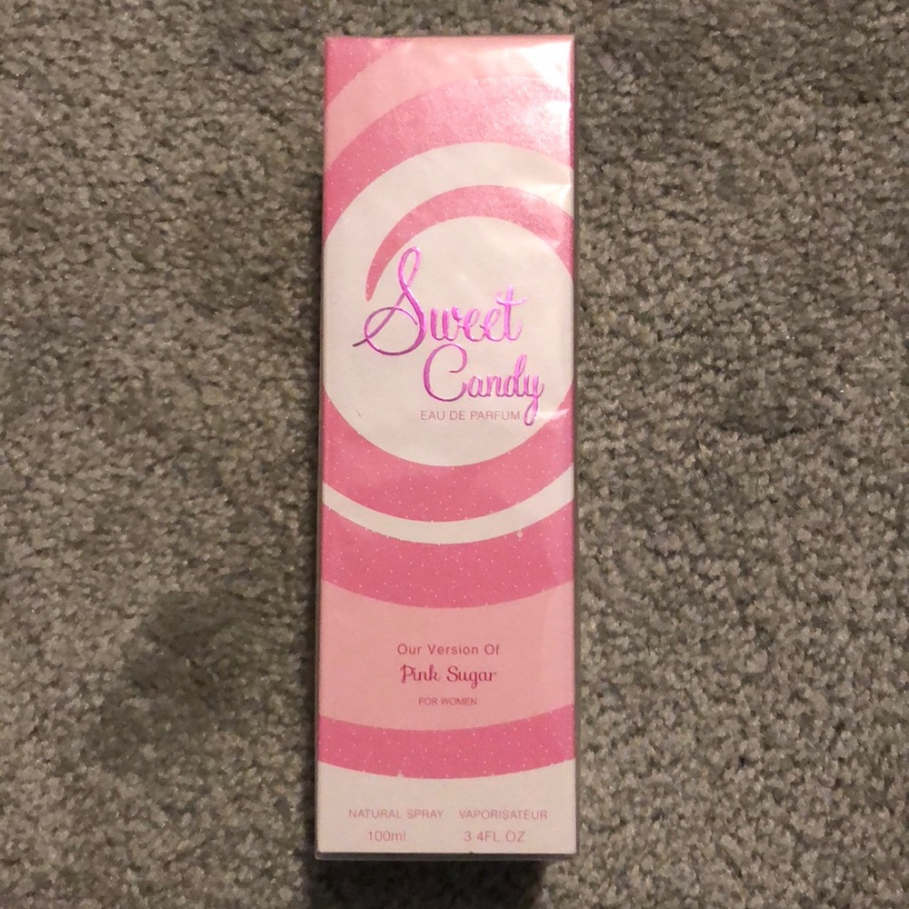 Sweet candy perfume (like pink sugar)